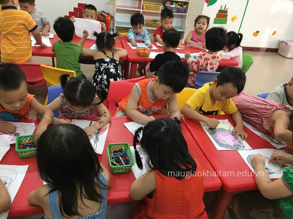 Lớp học vẽ của trường mẫu giáo Khai Tâm được hướng dẫn tận tình bởi các cô giáo giúp trẻ phát triển khả năng sáng tạo.